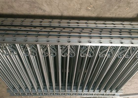 中国 裏庭のための電気ゲートを滑らせる電流を通された鋼鉄管状の塀 サプライヤー