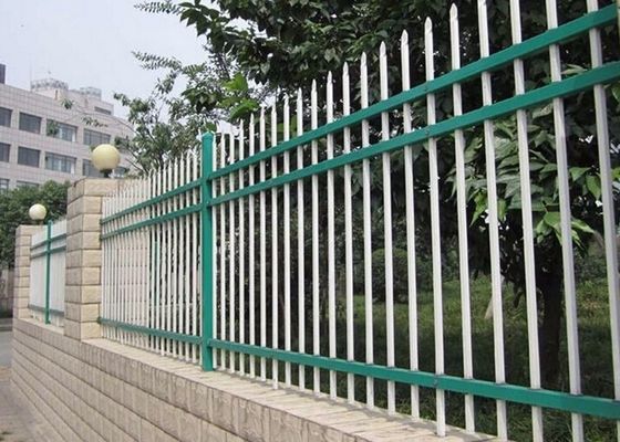 中国 保護亜鉛鋼鉄塀、工場/学校/別荘のために囲うやりの上 サプライヤー